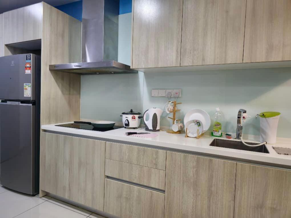 Utropolis Glenmarie 2r 1b 舒适和温暖家的环境 Pangsapuri Shah Alam